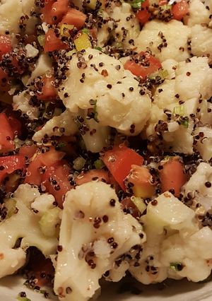 Una foto de Ensalada de coliflor y quinoa