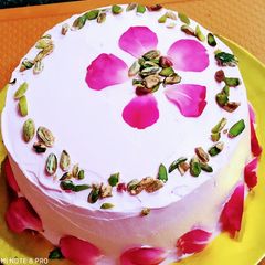 A picture of गुलाब से बना केक(gulab se bna cake recipe in hindi).