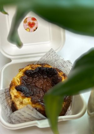 Hình của món Basque Cheesecake 🧀🧀🧀.