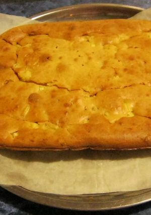 Фото Заливной пирог с яйцами и зеленым луком.