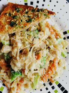 Una foto de Pasta con pollo