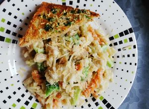 Una foto de Pasta con pollo
