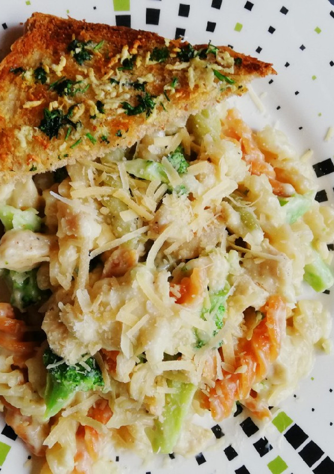 Una foto de Pasta con pollo