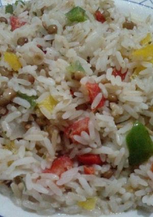 Una foto de Verduras salteadas con arroz