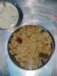 பச்சரிசி உசிலி with கோக்கனட்  ரயித்தா (usli with raitha recipe in tamil) செய்முறை முக்கிய புகைப்படம்