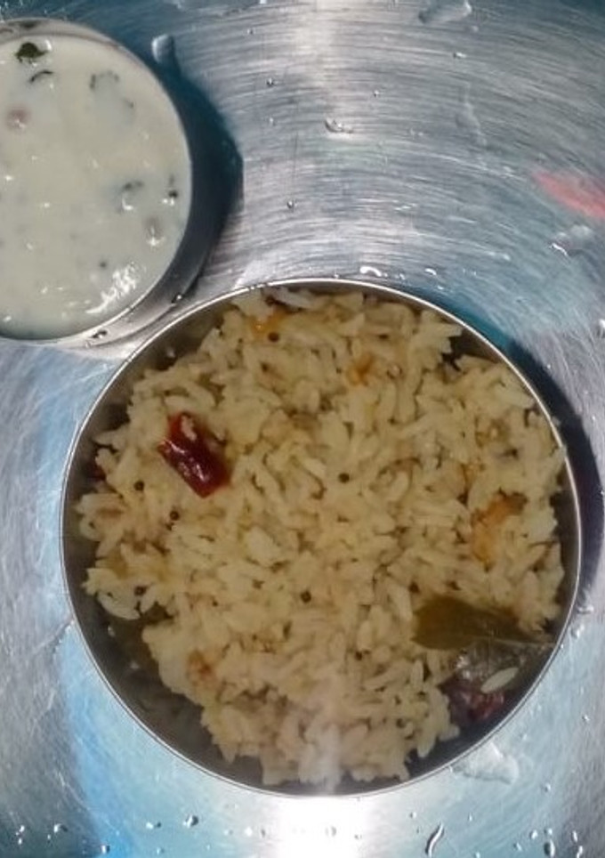 பச்சரிசி உசிலி with கோக்கனட்  ரயித்தா (usli with raitha recipe in tamil) செய்முறை முக்கிய புகைப்படம்