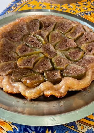 Une photo de Tarte feuilletée renversée aux figues blanches et gelée pomme citron vert