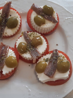 Una foto de Tapa tomate queso fresco y anchoa