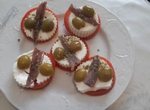 Una foto de Tapa tomate queso fresco y anchoa