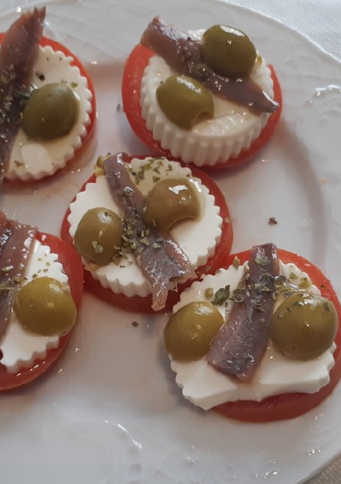 Una foto de Tapa tomate queso fresco y anchoa