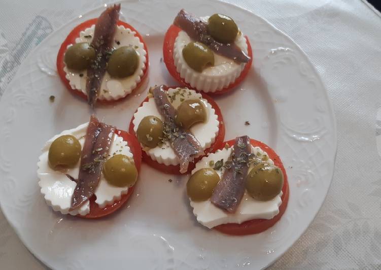 Tapa tomate queso fresco y anchoa