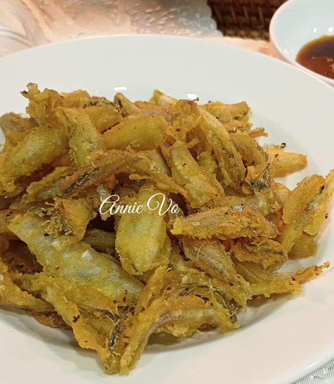 Hình của món Cá cơm chiên giòn chấm sốt Thái.