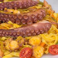 Una foto de Tallarines con pulpo