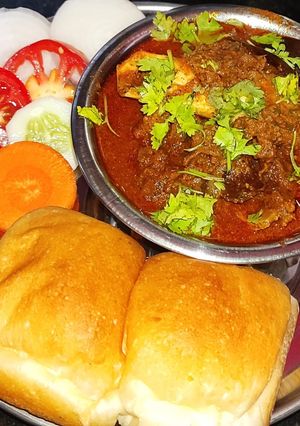 झणझणीत मटण रस्सा | मटणाचा रस्सा (Mutton Rassa Recipe in Marathi) रेसिपी चे मुख्य फोटो 