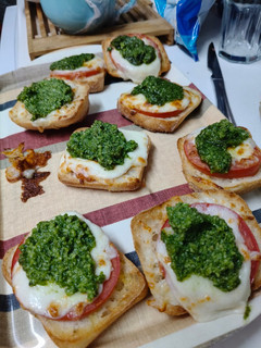 Una foto de Panecillo de queso y pesto