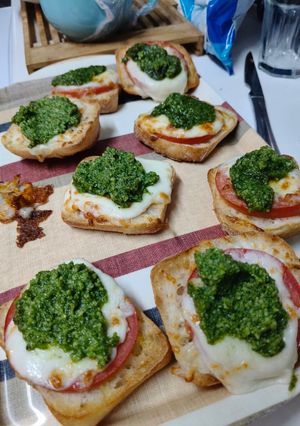 Una foto de Panecillo de queso y pesto
