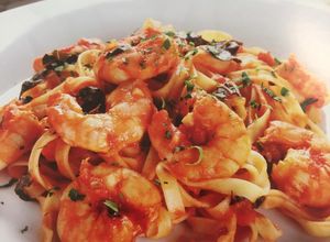Una foto de Pasta con Camarones 🍤