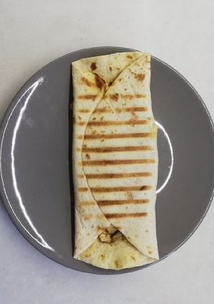 Φωτογραφία της συνταγής Πίτα τορτίγια με τυράκι κ κοτόπουλο φιλέτο κ μπριζόλα