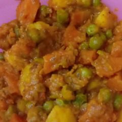 Aloo Gajar Matar Ki Sabzi A picture of Aloo Gajar Matar Ki Sabzi.