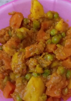 A picture of Aloo Gajar Matar Ki Sabzi.