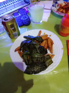 Una foto de Patatas 🥔 fritas con pimientos fritos