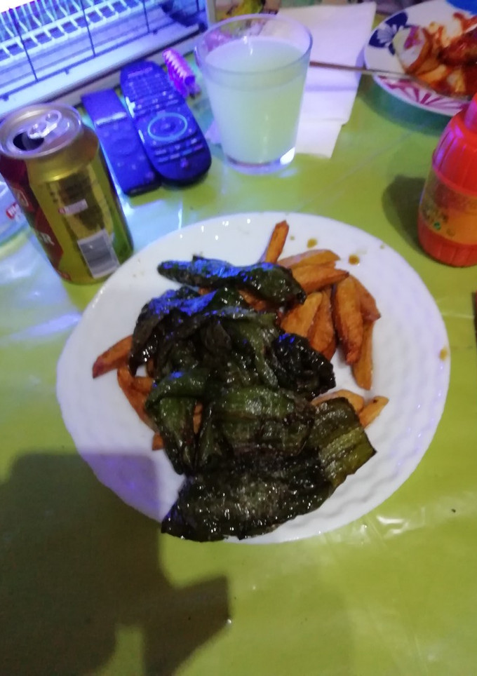 Una foto de Patatas 🥔 fritas con pimientos fritos