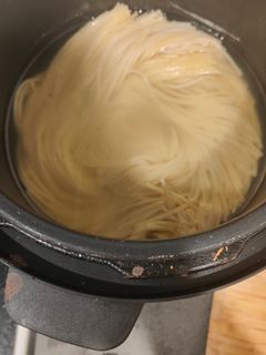 Una foto de Pollo guisado, arroz y Spaghetti