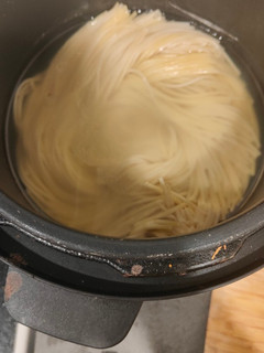 Una foto de Pollo guisado, arroz y Spaghetti