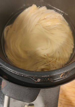 Una foto de Pollo guisado, arroz y Spaghetti