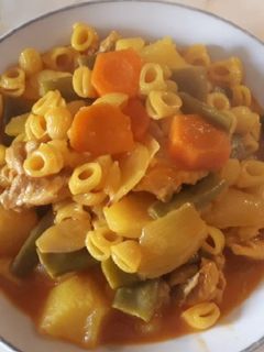 Una foto de Pasta tiburón con patatas y pollo