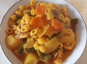 Una foto de Pasta tiburón con patatas y pollo