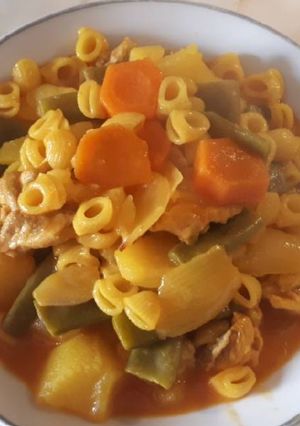 Una foto de Pasta tiburón con patatas y pollo