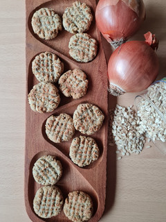 Una foto de Galletas de avena y cebolla 🧅 (sin balanza)