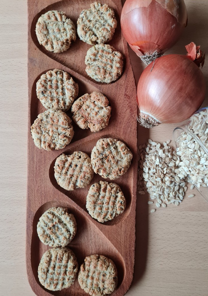 Una foto de Galletas de avena y cebolla 🧅 (sin balanza)