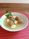 Consomé de carne con albóndigas