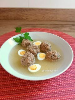 Una foto de Consomé de carne con albóndigas