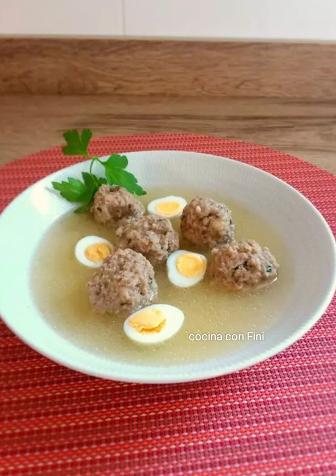 Una foto de Consomé de carne con albóndigas