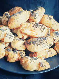 Foto di Cornetti di pasta sfoglia con gamberetti e semi di sesamo