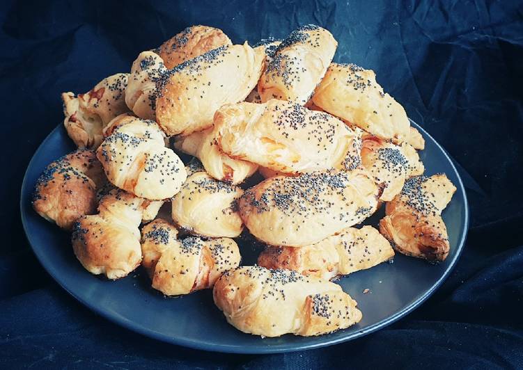 Cornetti di pasta sfoglia con gamberetti e semi di sesamo