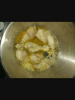 Una foto de Muslos de pollo en salsa en la olla express