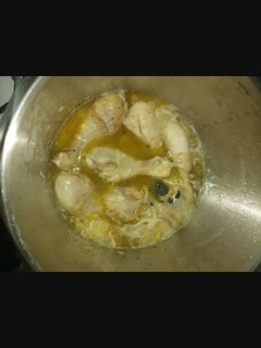 Una foto de Muslos de pollo en salsa en la olla express