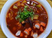 Una foto de sopa de calamar