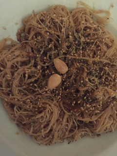 Una foto de Noodles con almendras