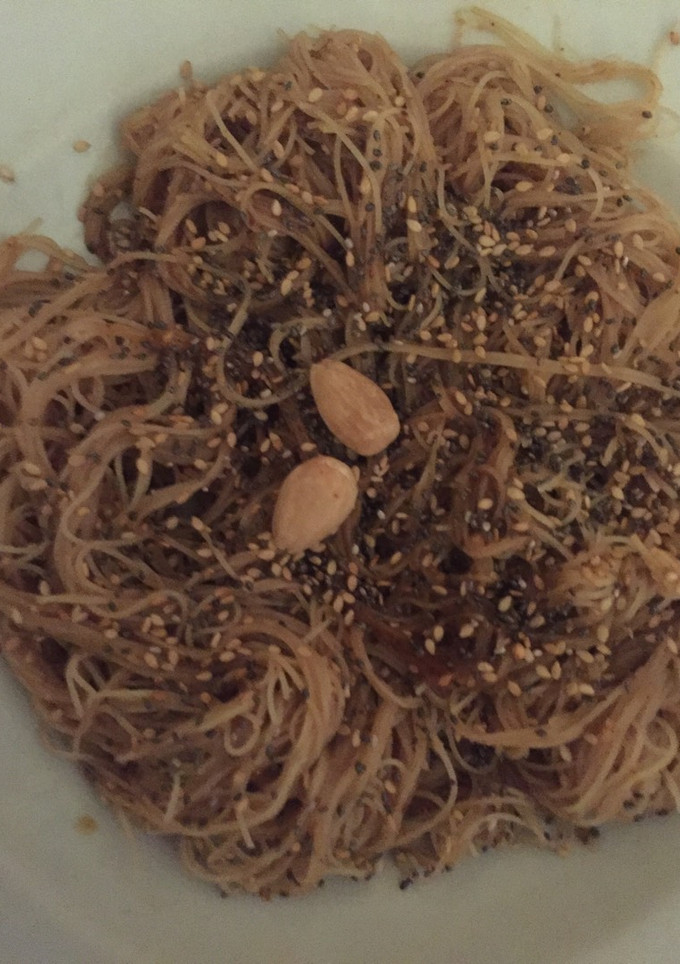 Una foto de Noodles con almendras