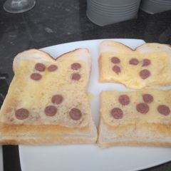 Miny bread pepperoni pizza A picture of Miny bread pepperoni pizza.