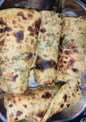 बथुआ का पराठा (bathua ka paratha recipe in Hindi) रेसिपी मुख्य फोटो
