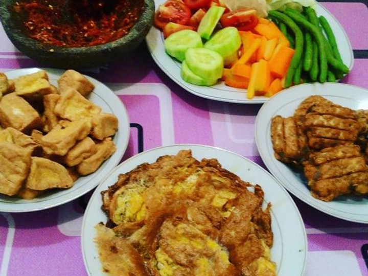 Langkah Mudah untuk Membuat Sambal bawang tempe, tahu dan telur penyet, Enak Banget