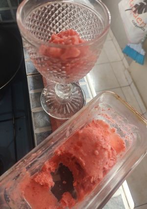 Una foto de Crema sin tac para helados de frutilla