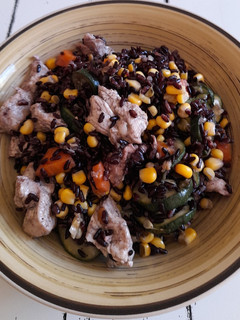 Foto di Insalata fredda di riso Venere con tacchino e verdure
