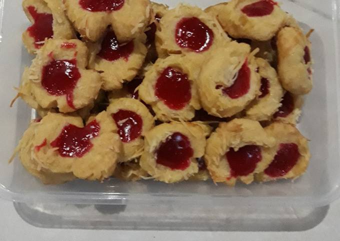 Strawbery thumbprint cookies